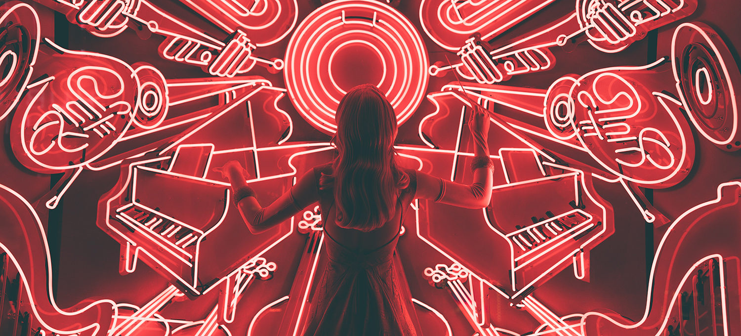 Frau vor roten Leuchtzeichen welches Musikinstrumente darstellen