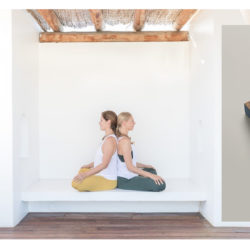 4 frauen Hände zwei Frauen Rücken an Rücken Buch Yoga leben