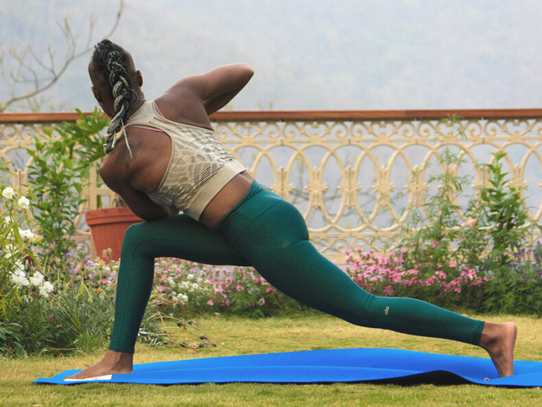 Frau von hinten in einem yoga Twist