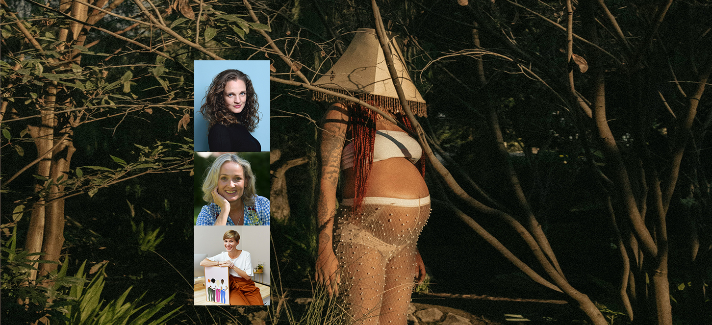 eine schwangere Frau steht in Unterwäsche, Strumpfhose und einem Lampenschirm über dem Kopf in einem Wald. plus ein Bilder von den 3 interviewten Frauen.
