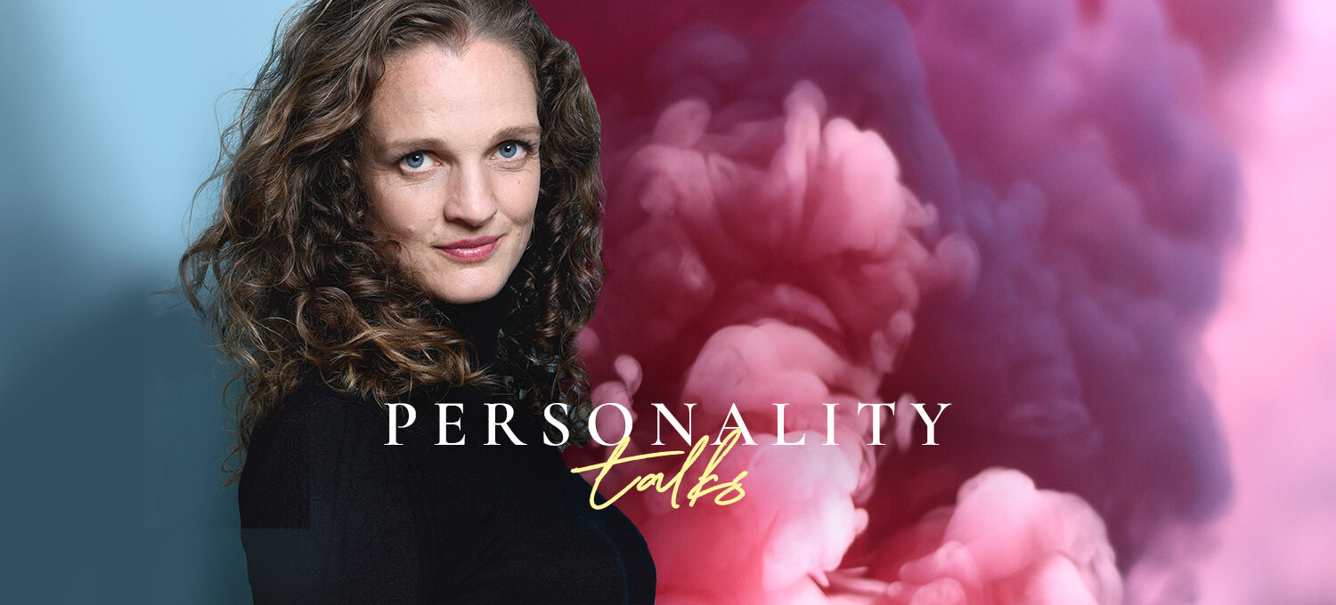 Ein Portrait von Nicola Schmidt auf dem Personality Talks Podcast Header