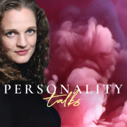 Ein Portrait von Nicola Schmidt auf dem Personality Talks Podcast Header