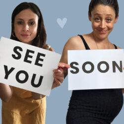 Simone und Sabine vor einem blauen Hintergrund. Sie haben jeweils einen Zettel in der Hand auf dem steht: See you soon.
