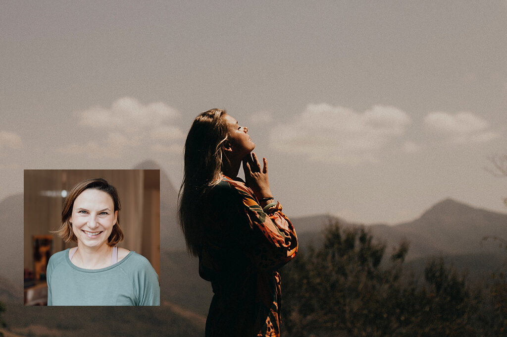 Portrait von Manuela Krause auf einem Hintergrund Bild mit einer Frau die in die Ferne blickt