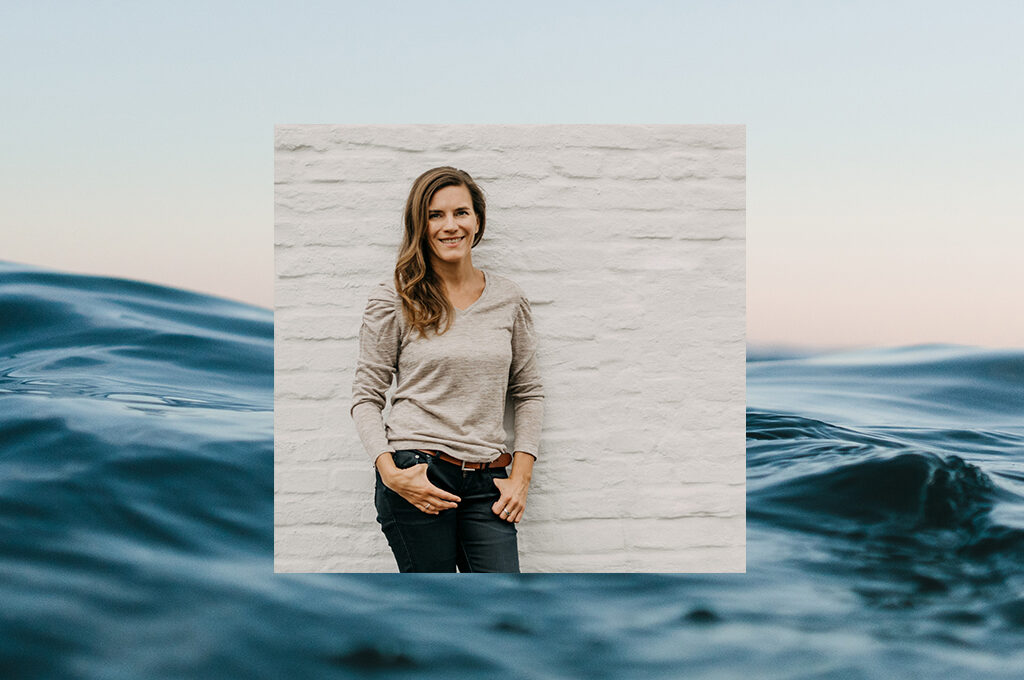 Portrait Dr. Nina Roy auf einem Wasser Hintergrund
