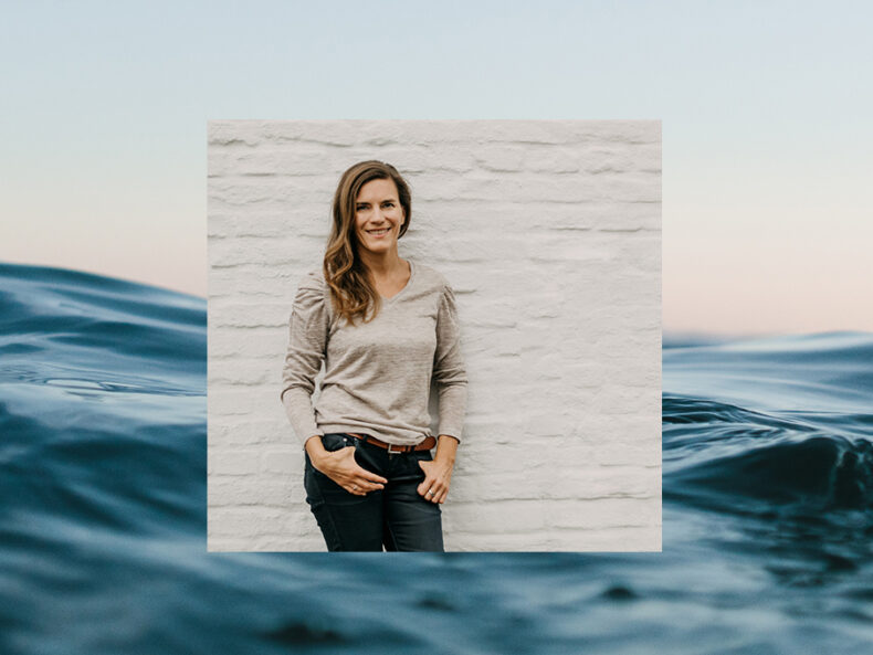Portrait Dr. Nina Roy auf einem Wasser Hintergrund
