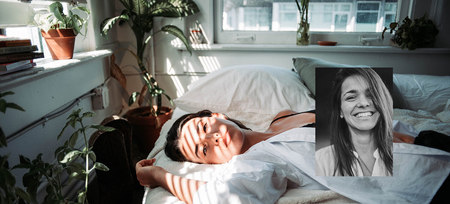 Portrait von Nadja Juric auf einem HG Bild mit Frau im Bett liegend