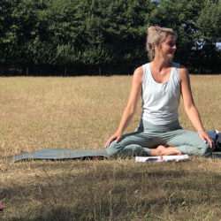 Laura von Yin your Mind beim Alpaka-Yoga unterrichten