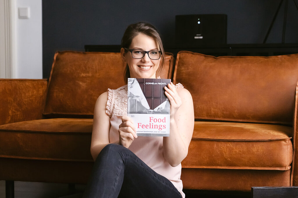 Cornelia Fiechtl mit ihrem Buch Food Feelings