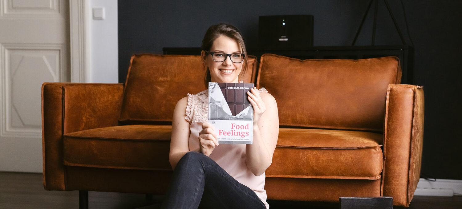 Cornelia Fiechtl mit ihrem Buch Food Feelings