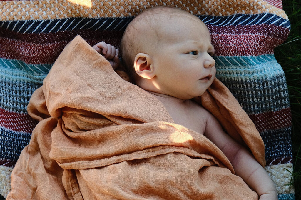 Eingewickeltes Baby auf einer Decke