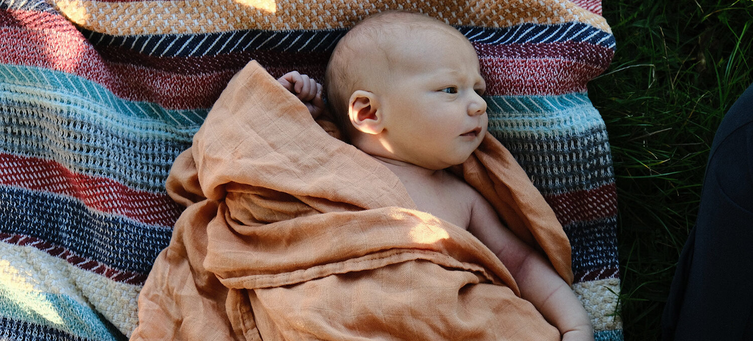 Eingewickeltes Baby auf einer Decke