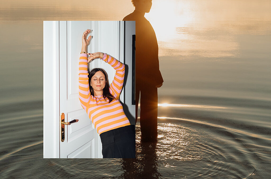 Portrait Simone Lopez Sanchez. IM Hintergrund eine Frau die mit eine Anzug bei Sonnenuntergang im Wasser steht