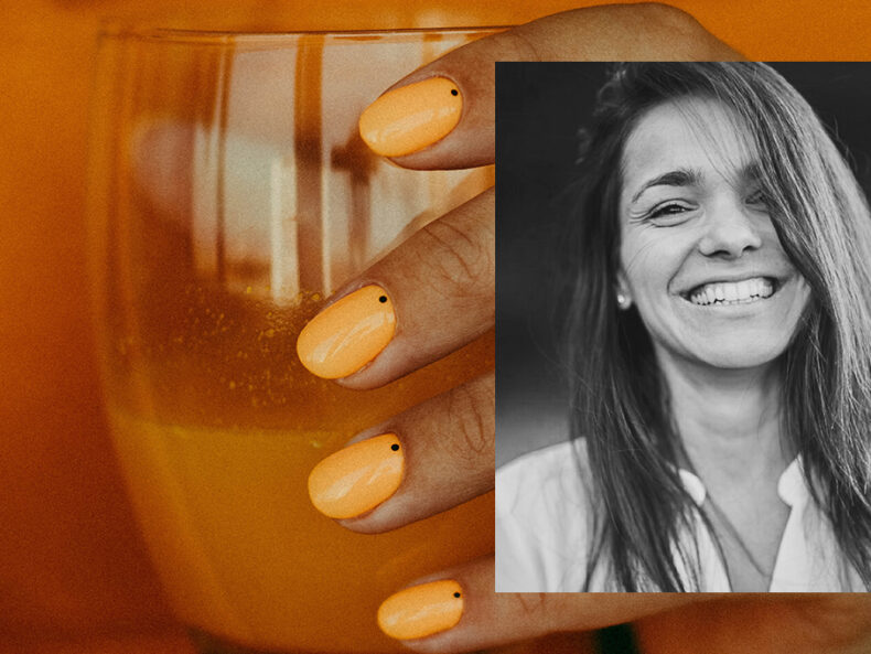 Bild Nadja Juric. Im Hintergrund Close-up einer Hand mit orangenem Nagellack und orangenem Saft in der Hand.