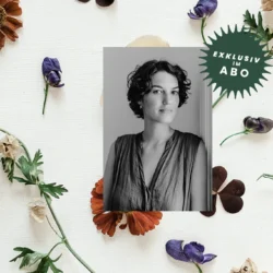 Portrait Eva Teja. im Hintergrund getrcoknete Blumen