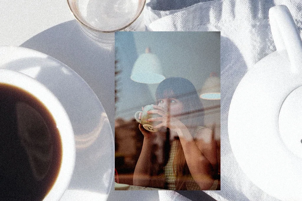 Kaffeeersatz in einer Tasse und trinkende Frau