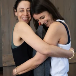 Zwei Frauen umarmen ein Wärmekissen von Stoov mit Infrarottechnologie