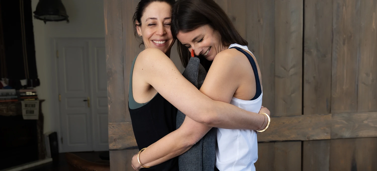 Zwei Frauen umarmen ein Wärmekissen von Stoov mit Infrarottechnologie